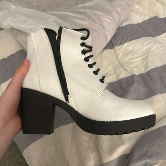 High heel boots in a size 8.5 Women’s! Only worn a couple times! - Picture 1 of 3